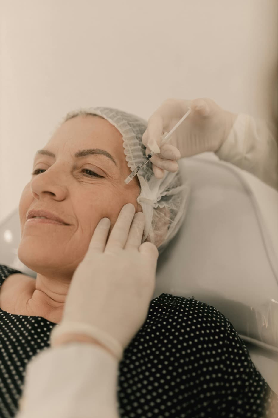 Corrective facial treatment performed in an aesthetic clinic