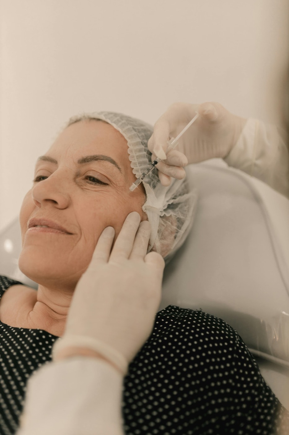 Corrective facial treatment performed in an aesthetic clinic