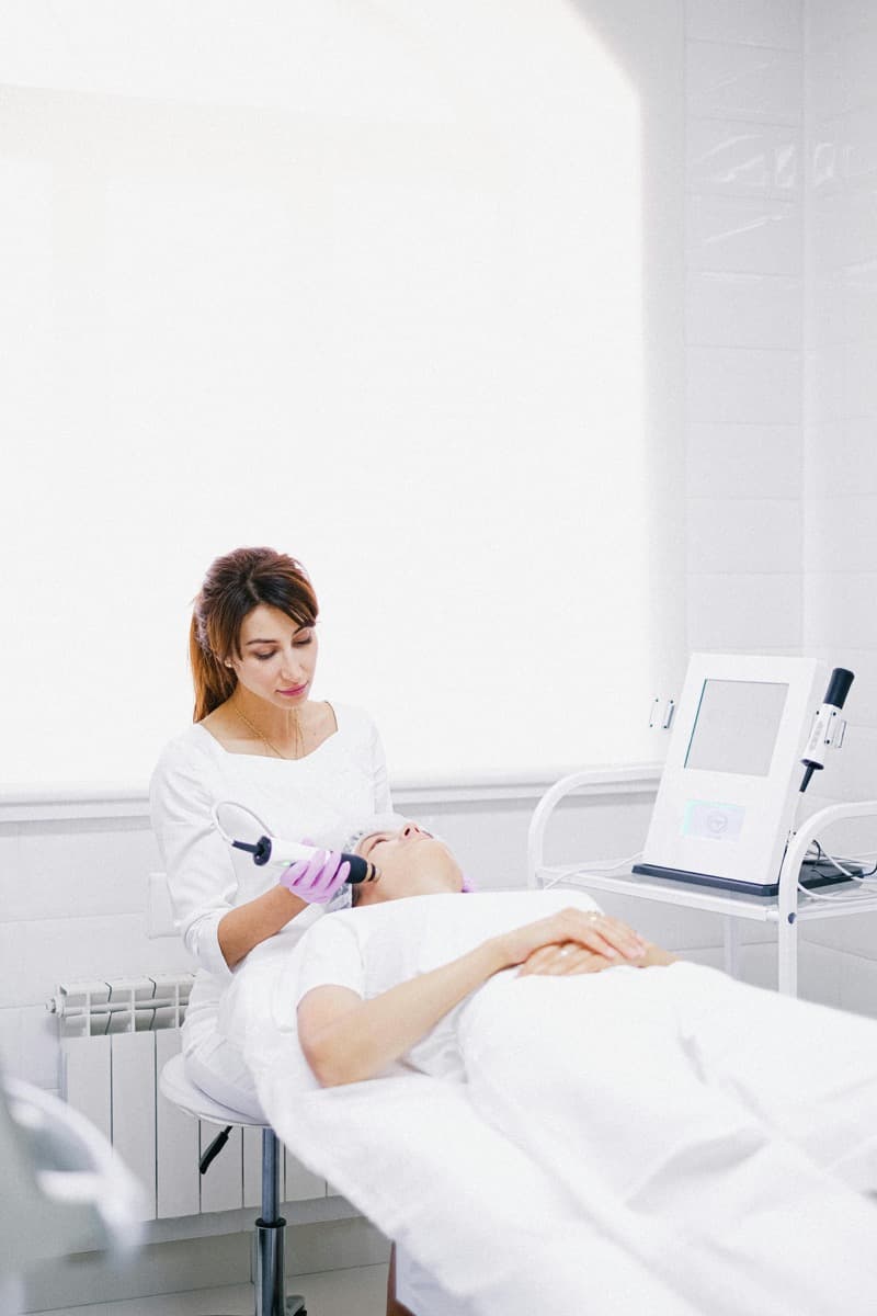 Skin regeneration treatment performed in an aesthetic clinic